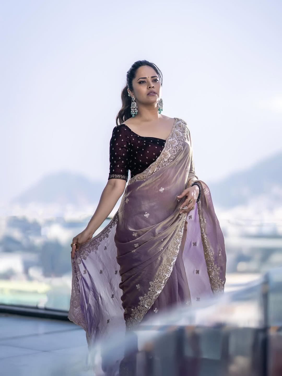 Anasuya Bharadwaj Brings Timeless Beauty in Traditional Attire (5)