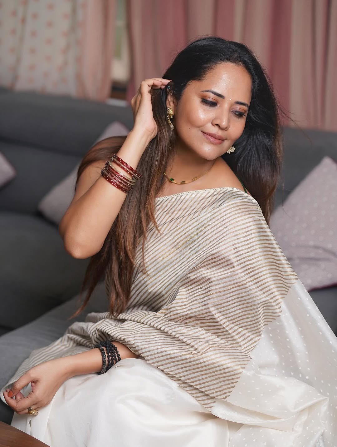 Anasuya Bharadwaj Traditional Look – Beautiful Saree Photos (1)