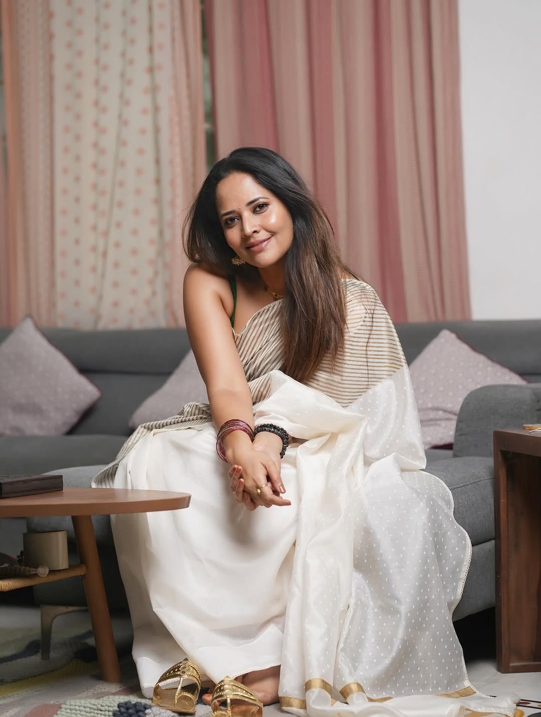 Anasuya Bharadwaj Traditional Look – Beautiful Saree Photos (7)