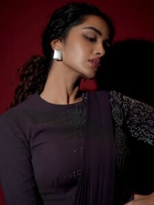 Anupama Parameswaran Elegant Black Saree Photoshoot – Stunning HD Images (1)