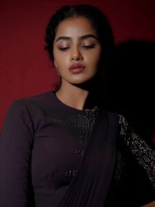 Anupama Parameswaran Elegant Black Saree Photoshoot – Stunning HD Images (12)