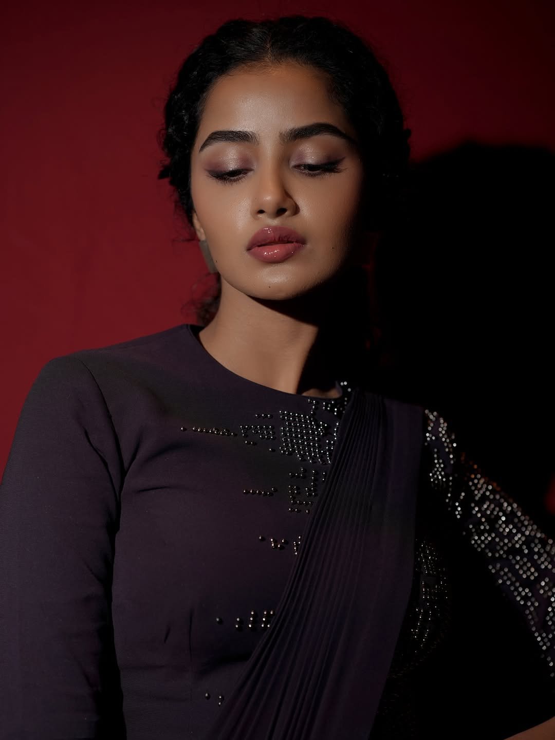 Anupama Parameswaran Elegant Black Saree Photoshoot – Stunning HD Images (12)