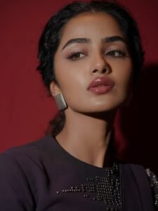 Anupama Parameswaran Elegant Black Saree Photoshoot – Stunning HD Images (7)