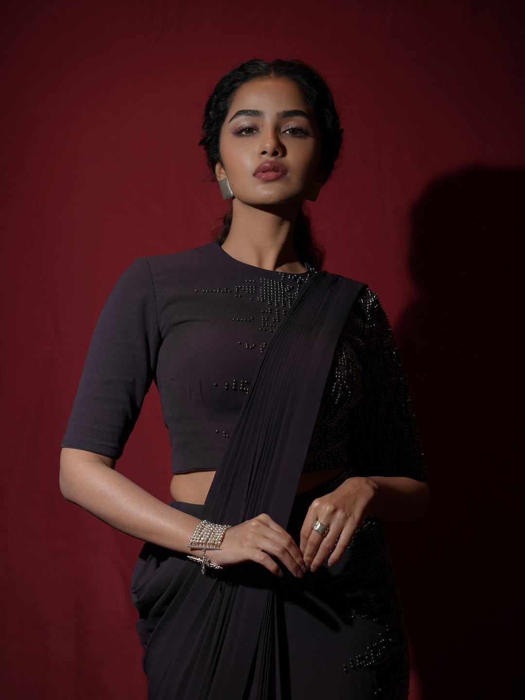 Anupama Parameswaran Elegant Black Saree Photoshoot – Stunning HD Images (8)