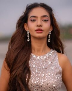 Anushka Sen Glamorous Silver Outfit Photoshoot – Stunning HD Images (1)