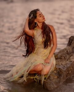 Anushka Sen Glamorous Silver Outfit Photoshoot – Stunning HD Images (10)