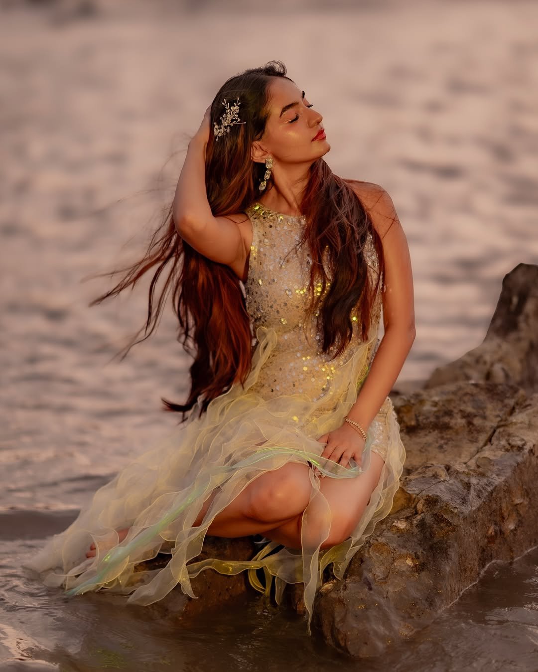 Anushka Sen Glamorous Silver Outfit Photoshoot – Stunning HD Images (10)