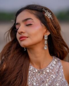 Anushka Sen Glamorous Silver Outfit Photoshoot – Stunning HD Images (11)