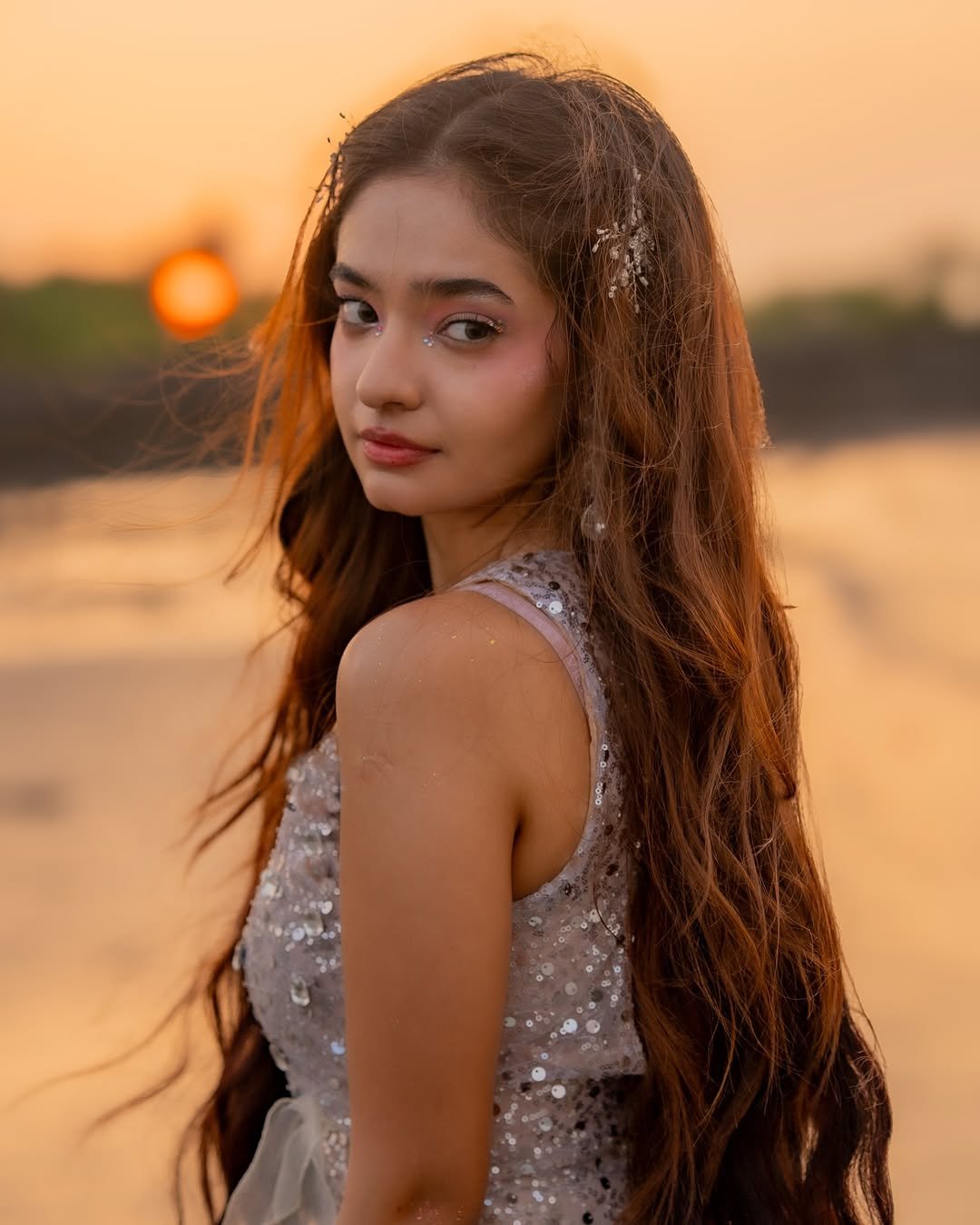 Anushka Sen Glamorous Silver Outfit Photoshoot – Stunning HD Images (12)