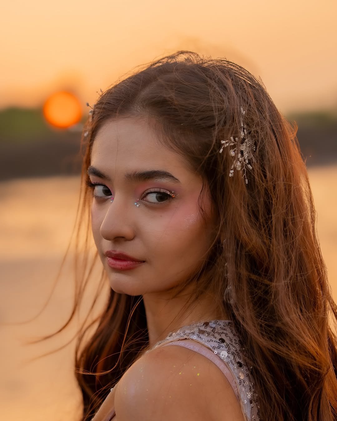 Anushka Sen Glamorous Silver Outfit Photoshoot – Stunning HD Images (13)