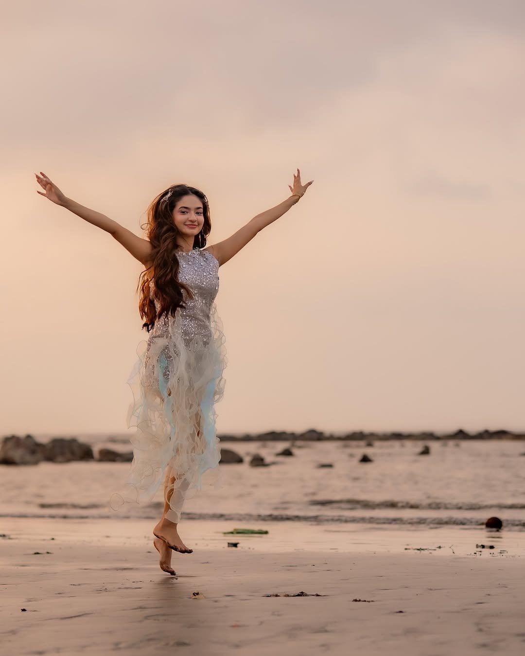 Anushka Sen Glamorous Silver Outfit Photoshoot – Stunning HD Images (15)