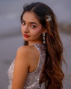 Anushka Sen Glamorous Silver Outfit Photoshoot – Stunning HD Images (16)