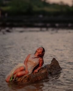 Anushka Sen Glamorous Silver Outfit Photoshoot – Stunning HD Images (17)