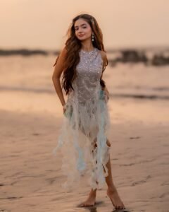 Anushka Sen Glamorous Silver Outfit Photoshoot – Stunning HD Images (19)