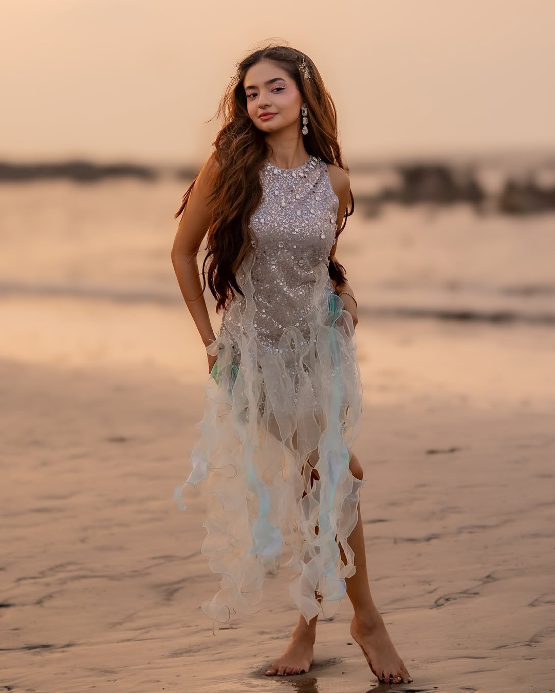 Anushka Sen Glamorous Silver Outfit Photoshoot – Stunning HD Images (19)