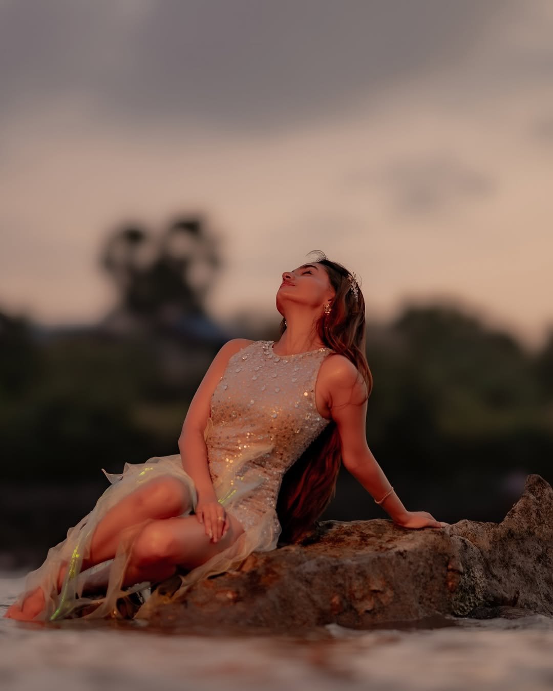 Anushka Sen Glamorous Silver Outfit Photoshoot – Stunning HD Images (2)