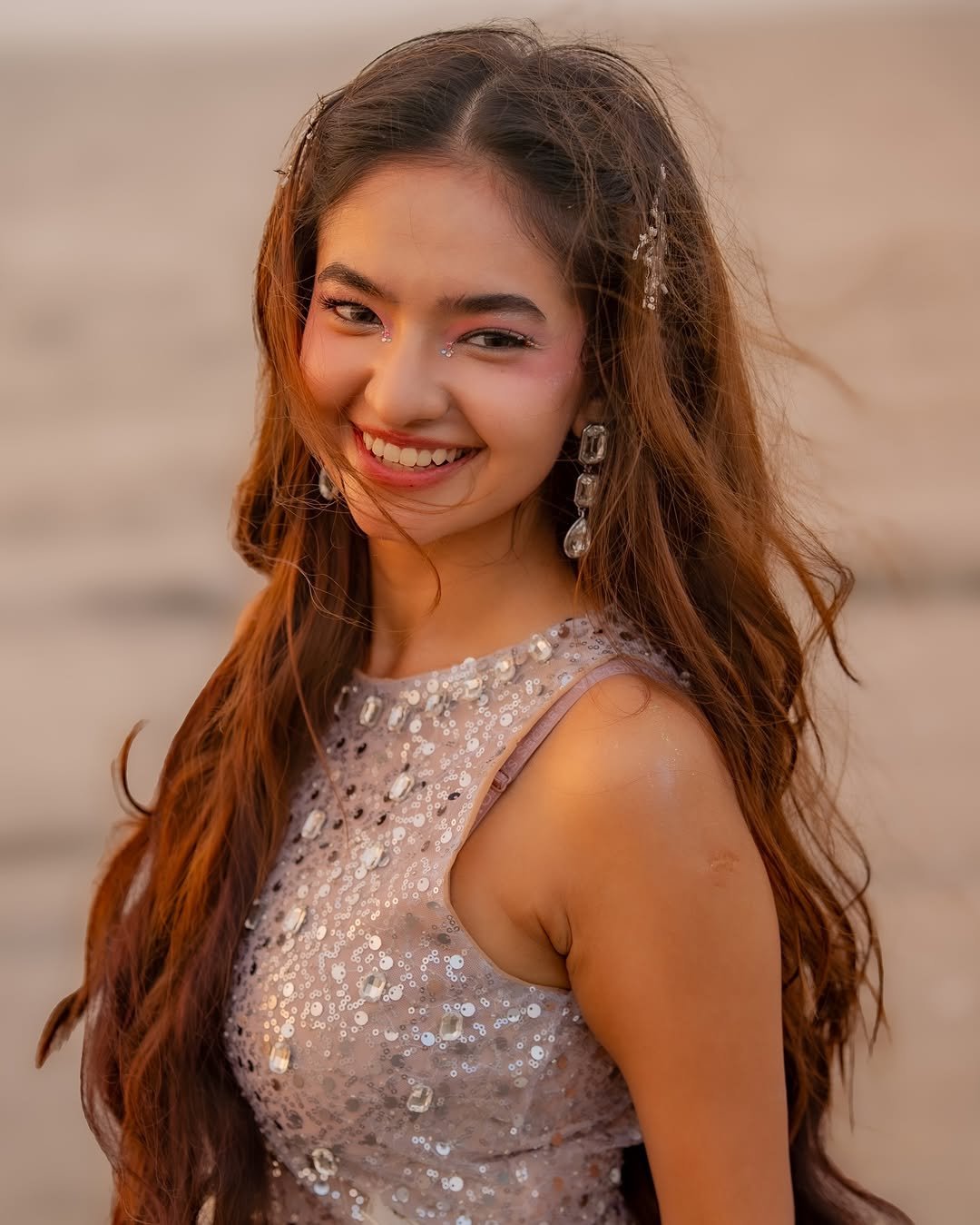 Anushka Sen Glamorous Silver Outfit Photoshoot – Stunning HD Images (3)