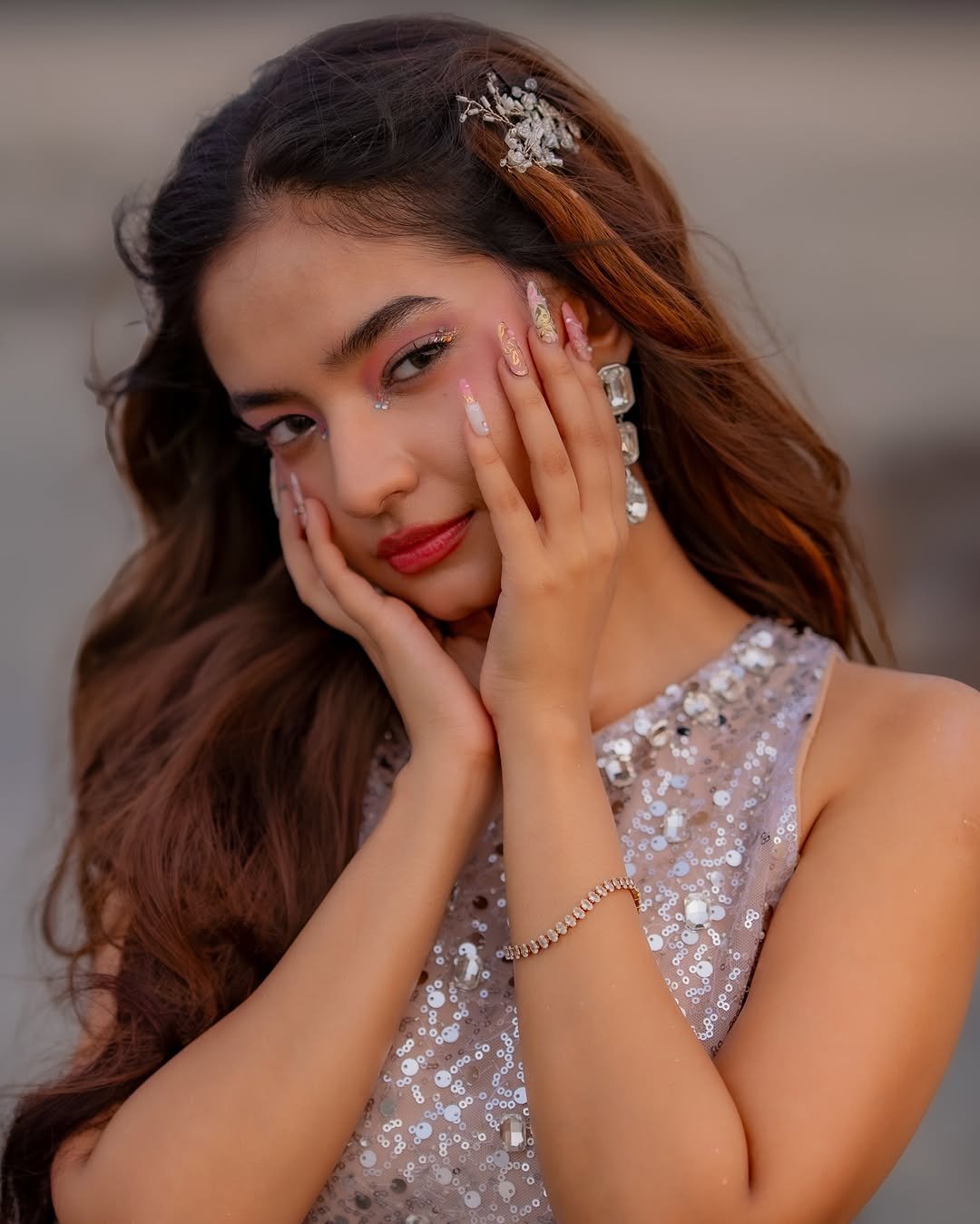 Anushka Sen Glamorous Silver Outfit Photoshoot – Stunning HD Images (4)