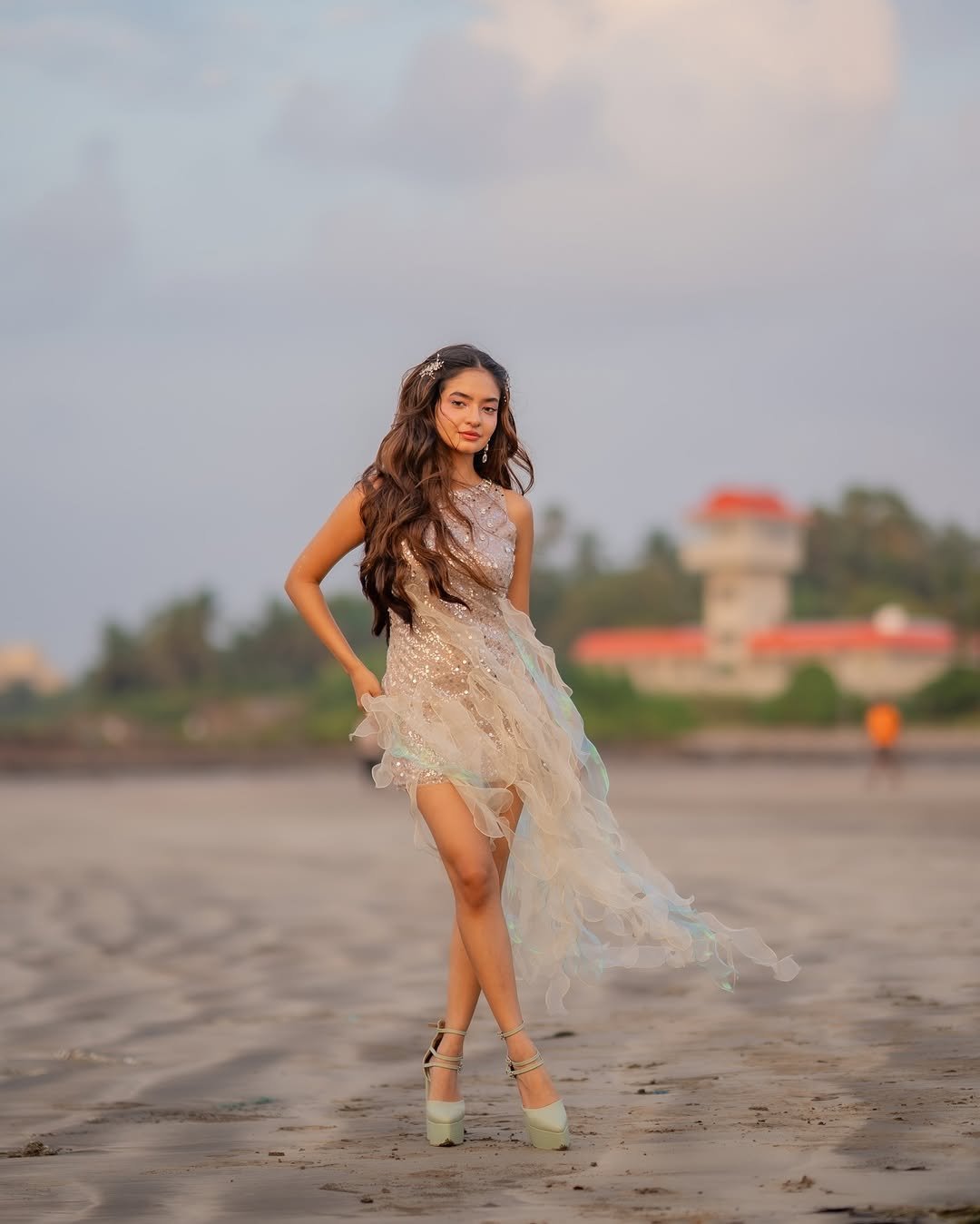 Anushka Sen Glamorous Silver Outfit Photoshoot – Stunning HD Images (5)