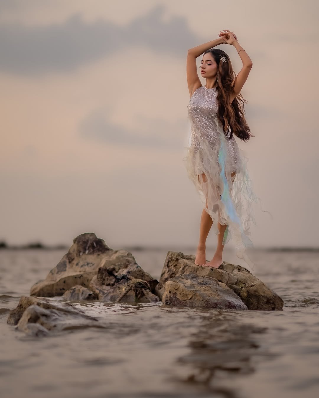 Anushka Sen Glamorous Silver Outfit Photoshoot – Stunning HD Images (6)