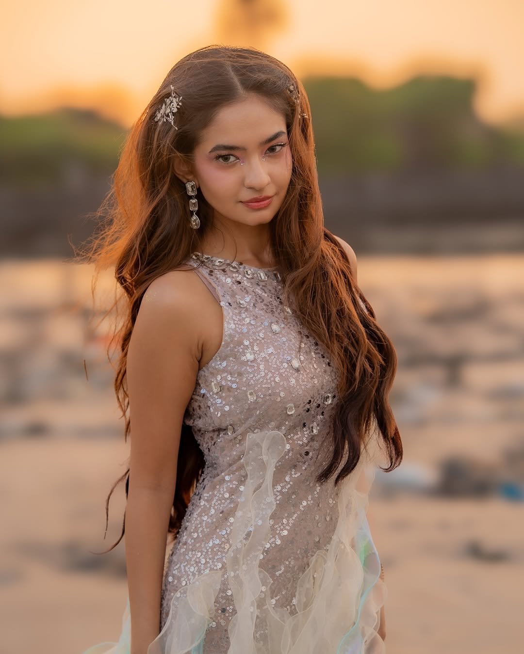 Anushka Sen Glamorous Silver Outfit Photoshoot – Stunning HD Images (8)