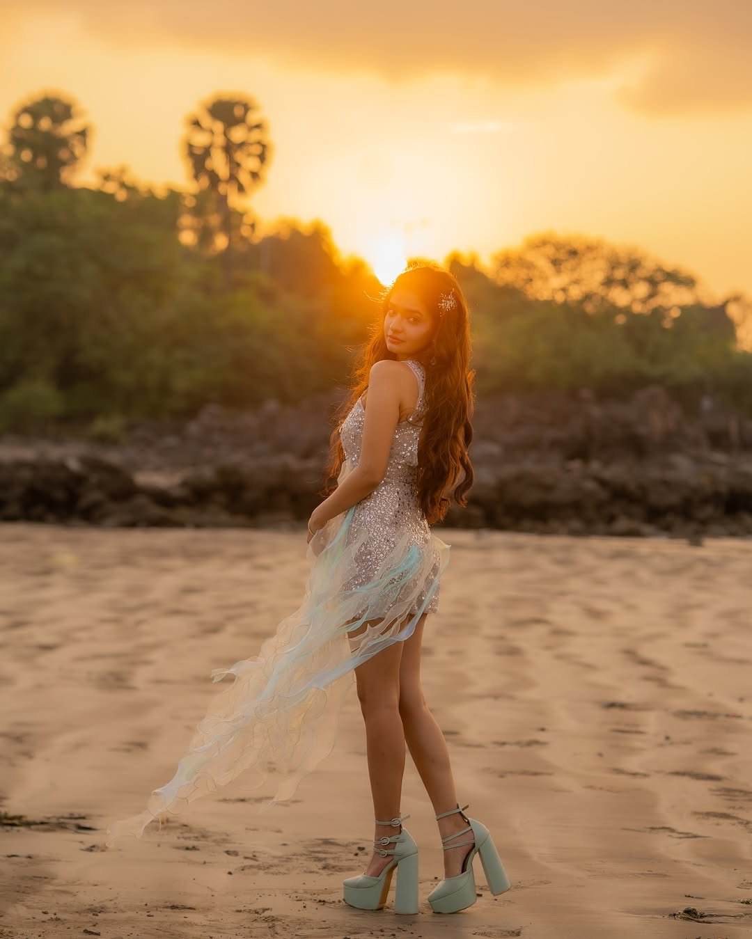 Anushka Sen Glamorous Silver Outfit Photoshoot – Stunning HD Images (9)