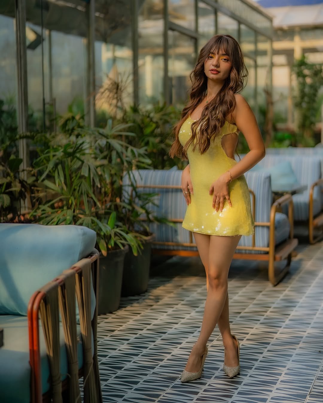 Anushka Sen Shimmery Yellow Dress – Elegant HD Images (14)