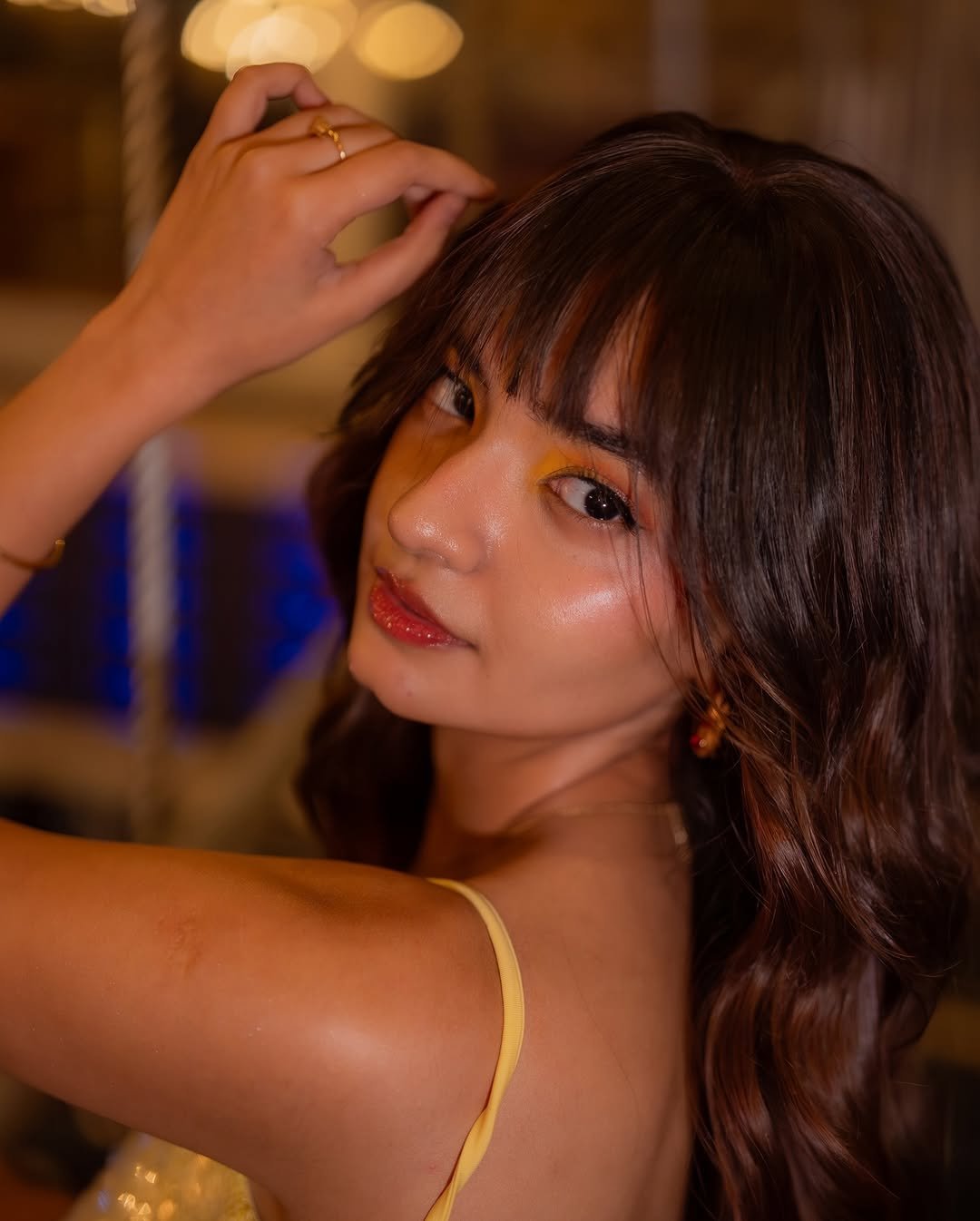 Anushka Sen Shimmery Yellow Dress – Elegant HD Images (19)