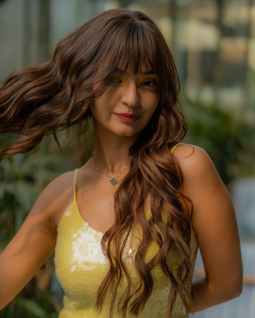 Anushka Sen Shimmery Yellow Dress – Elegant HD Images (4)