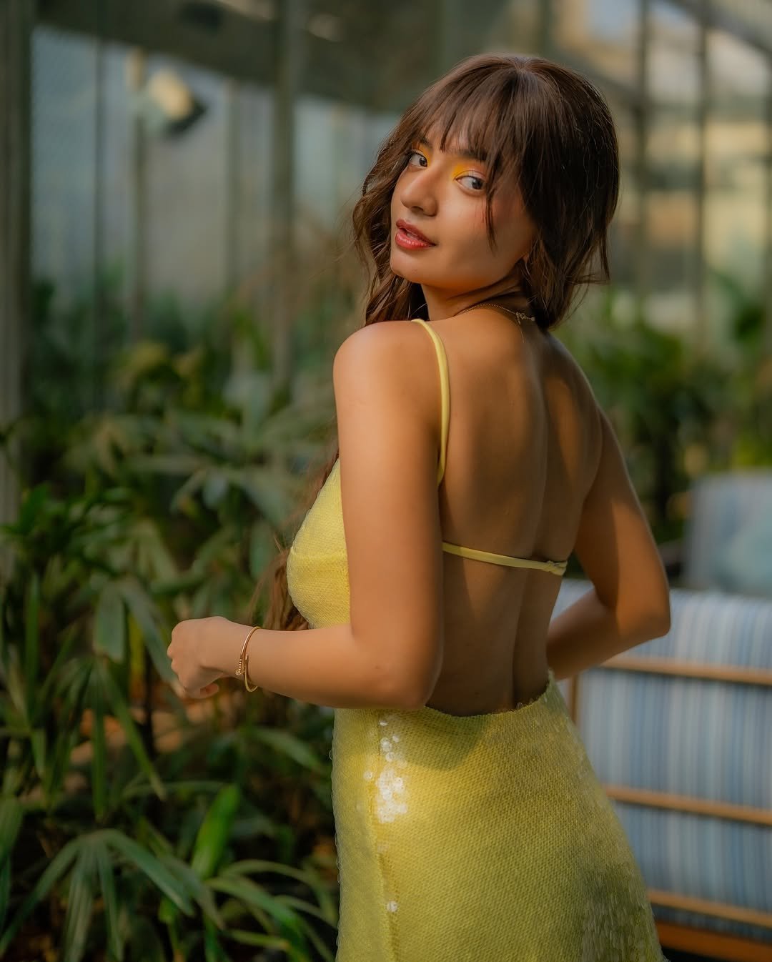 Anushka Sen Shimmery Yellow Dress – Elegant HD Images (9)