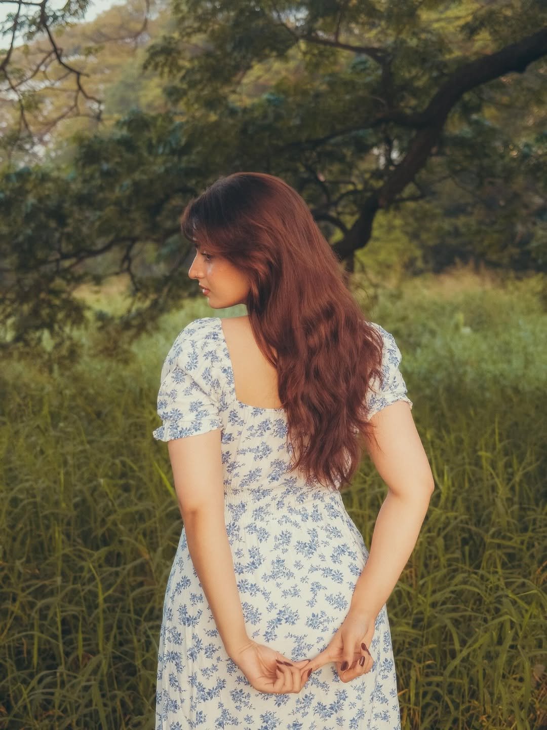 Ayesha Khan Outdoor Photoshoot – Serene Nature Look in HD (9)