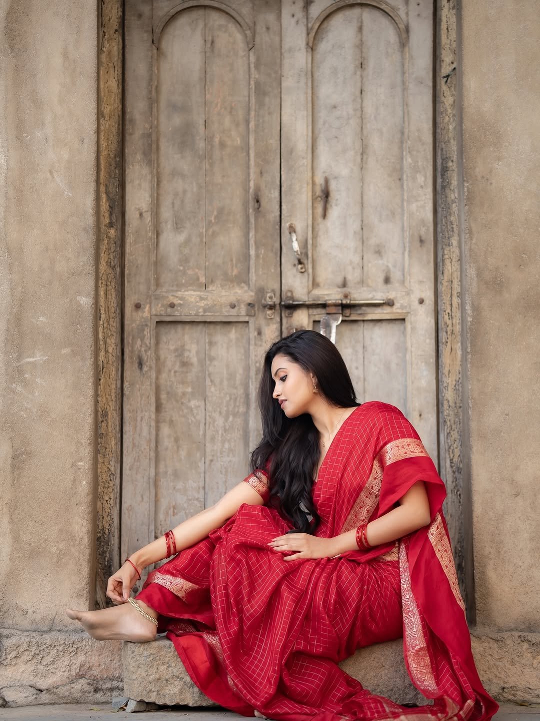 Deepika Pilli Looks Stunning in Red Saree – Latest Traditional Photos HD (15)