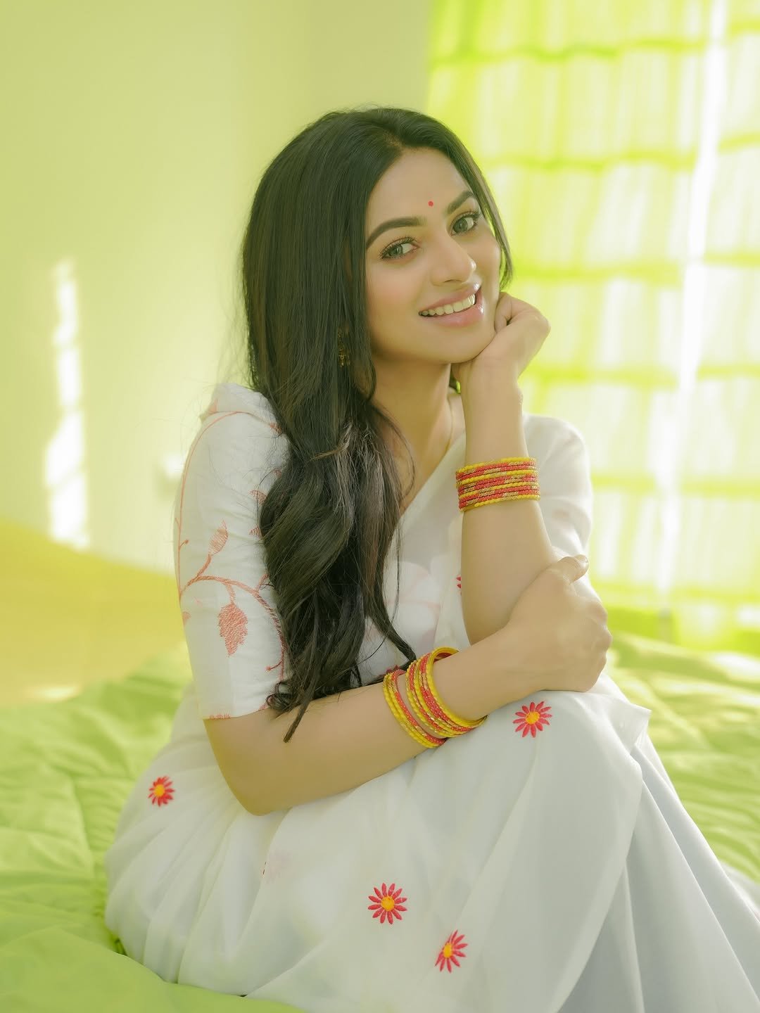 Delna Davis Elegant White Saree Look Wins Hearts (14)