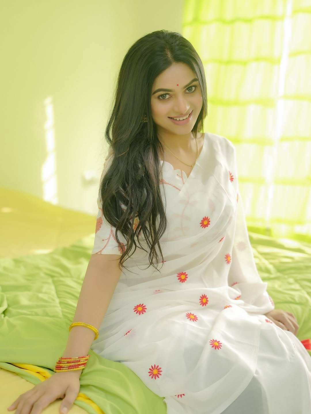 Delna Davis Elegant White Saree Look Wins Hearts (2)