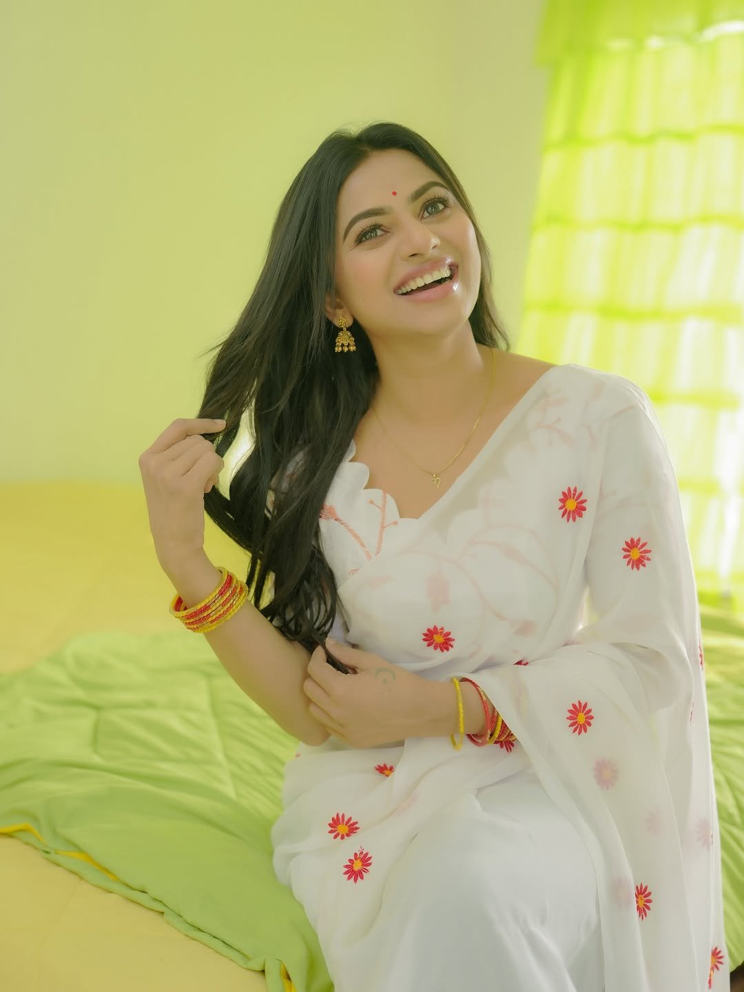 Delna Davis Elegant White Saree Look Wins Hearts (6)