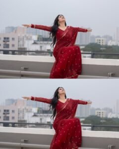 Delna Davis in Maroon Saree – Traditional Rooftop Look 2025 (13)