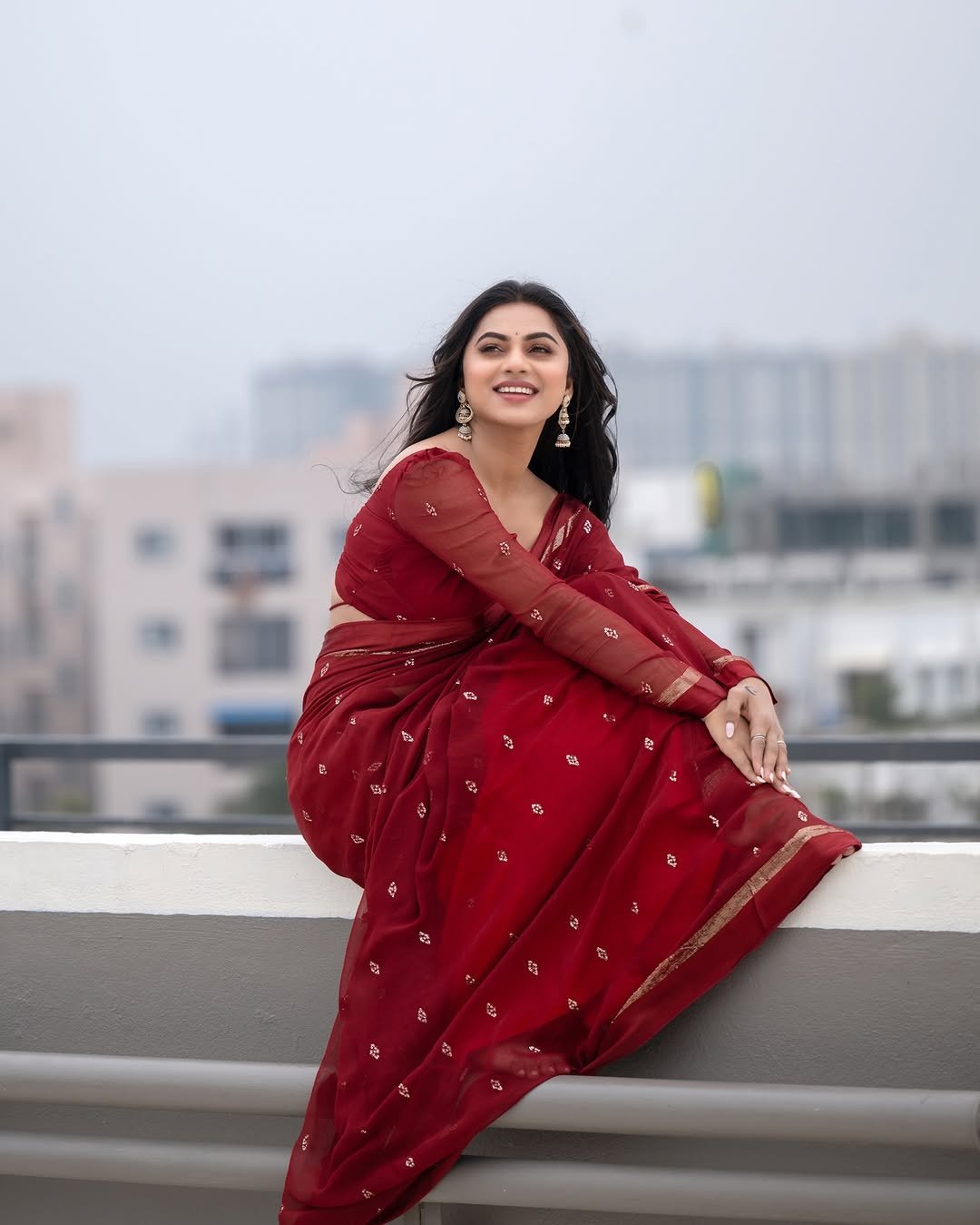 Delna Davis in Maroon Saree – Traditional Rooftop Look 2025 (5)