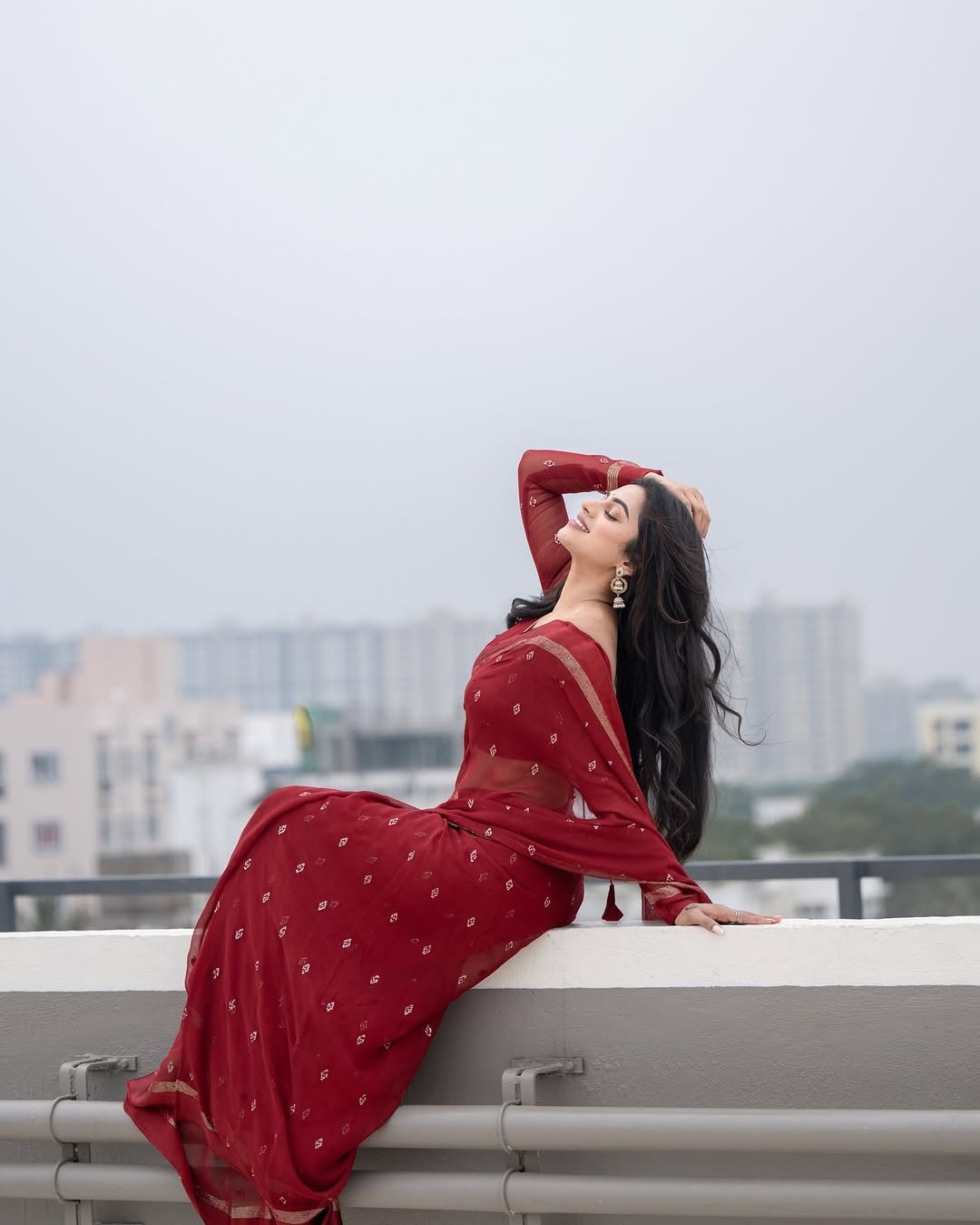 Delna Davis in Maroon Saree – Traditional Rooftop Look 2025 (8)