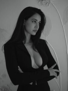 Disha Patani Elegant Black Outfit Photoshoot – Stunning HD Images (2)