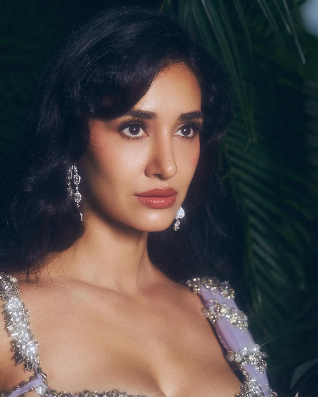 Disha Patani Glam Close-Up – Dewy Makeup & Diamond Earrings (14)