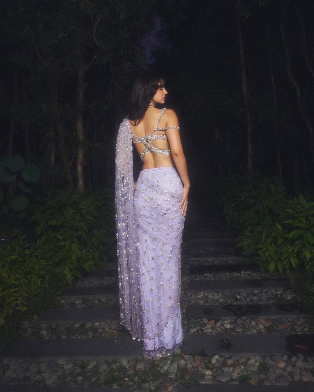 Disha Patani Glam Close-Up – Dewy Makeup & Diamond Earrings (5)