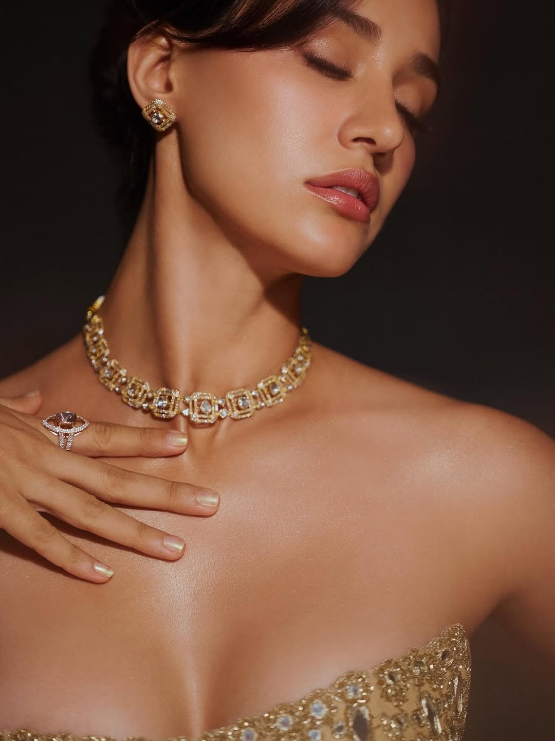 Disha Patani Glamorous Gold Outfit Photoshoot – Stunning HD Images (2)