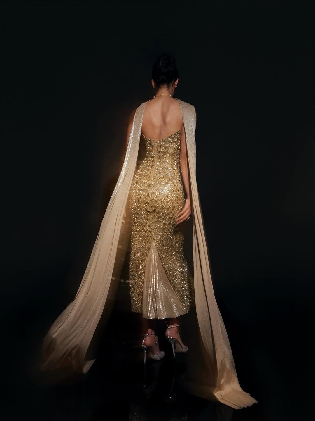 Disha Patani Glamorous Gold Outfit Photoshoot – Stunning HD Images (3)