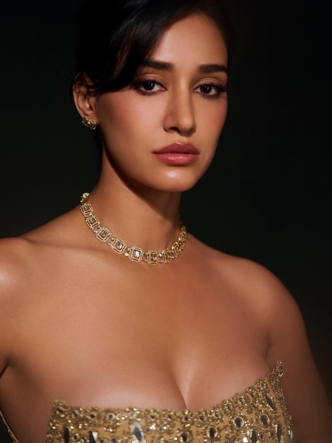 Disha Patani Glamorous Gold Outfit Photoshoot – Stunning HD Images (7)