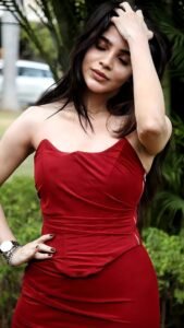 Divya Bharathi Hot HD Images in Red Outfit (2)