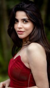 Divya Bharathi Hot HD Images in Red Outfit (9)