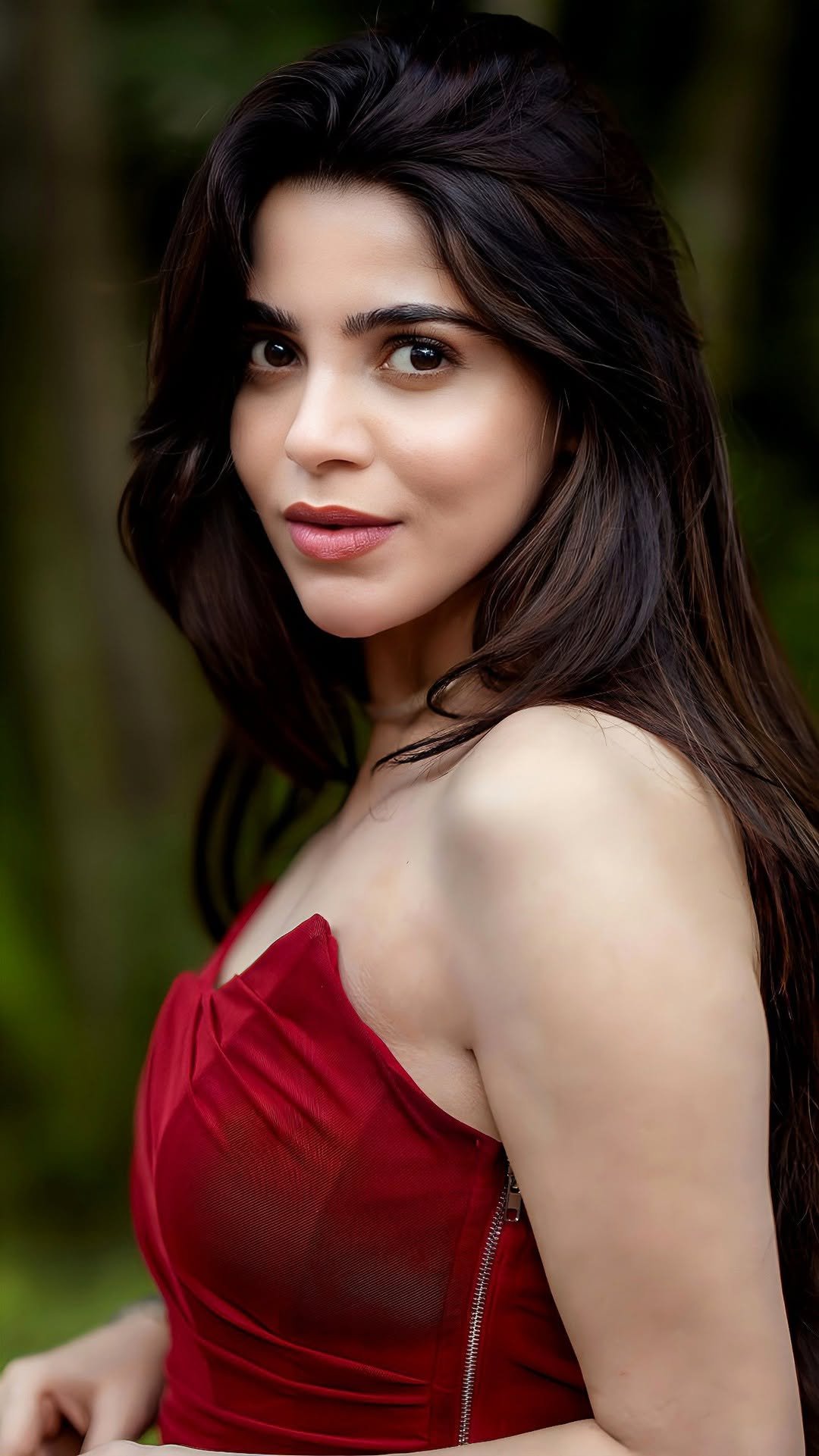 Divya Bharathi Hot HD Images in Red Outfit (9)