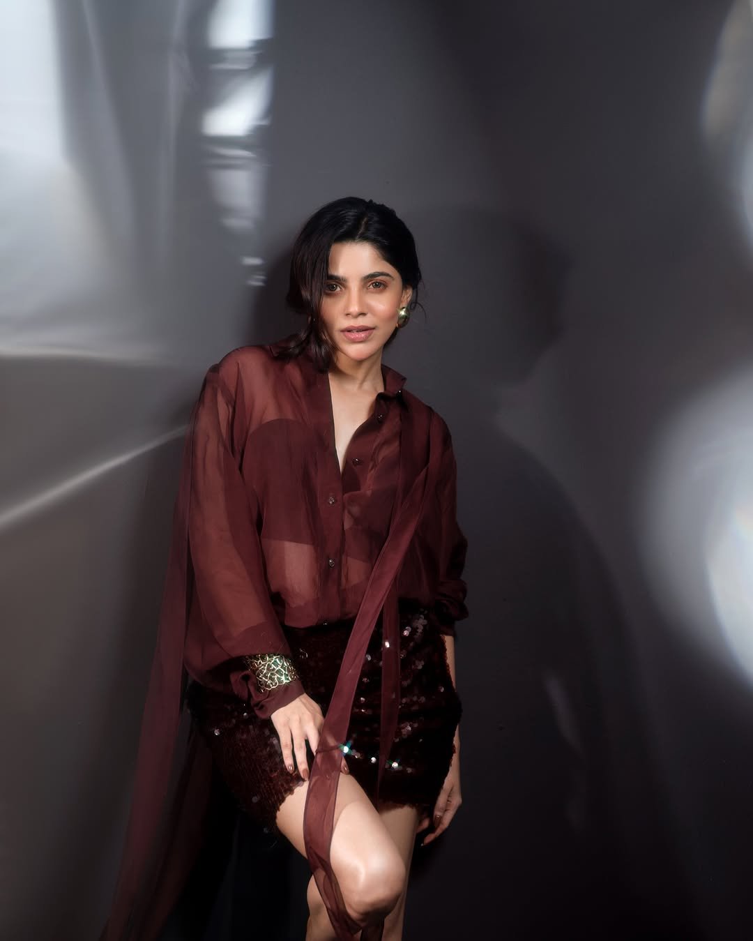 Divya Bharathi Hot Looking Photoshoot on Studio (1)