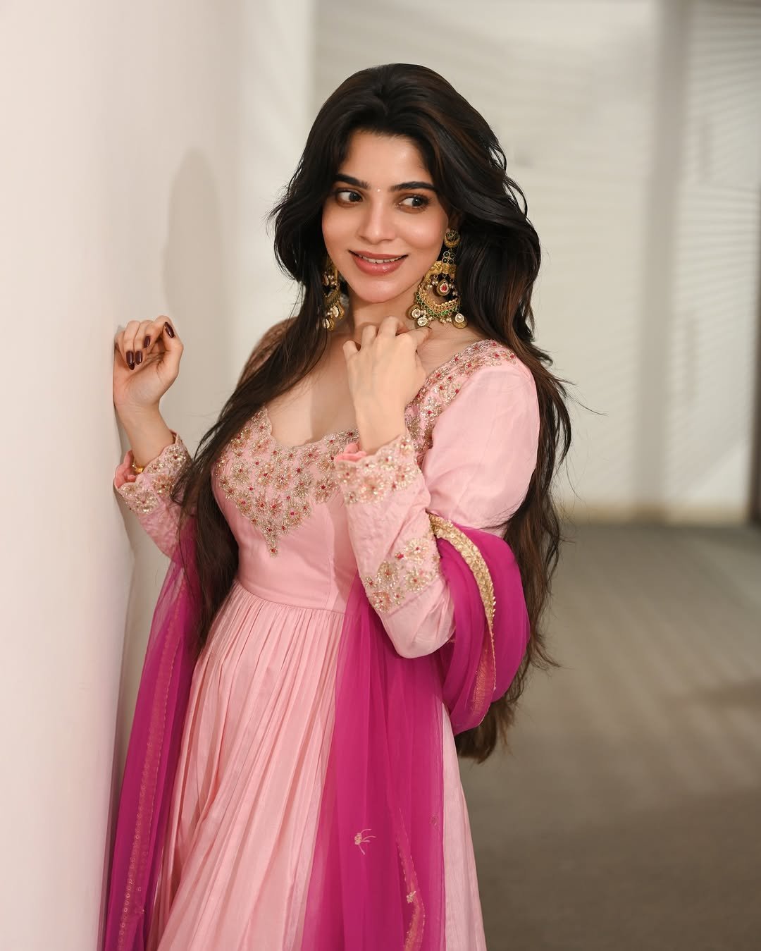 Divya Bharathi Looks Stunning in a Pink Anarkali (1)