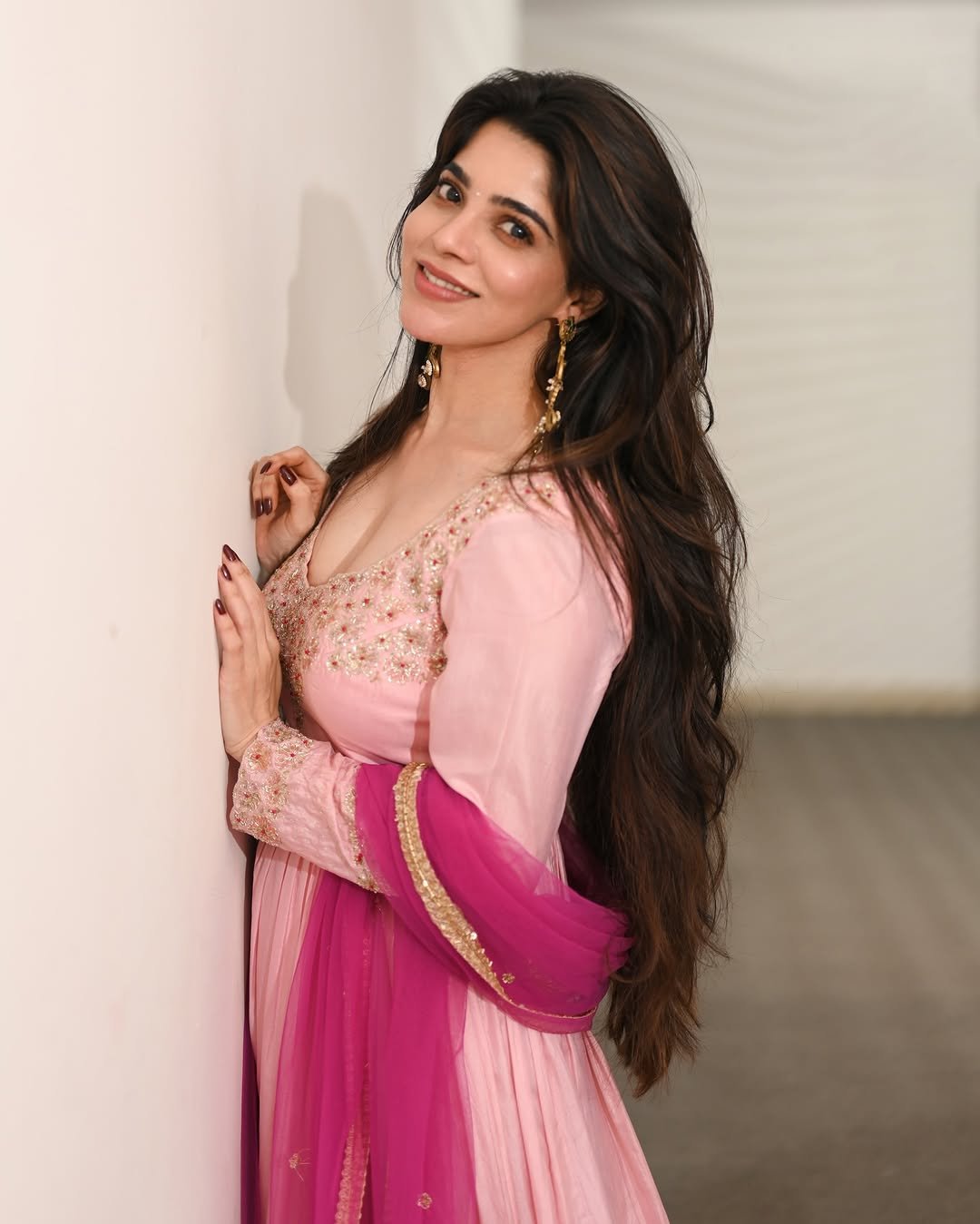 Divya Bharathi Looks Stunning in a Pink Anarkali (3)